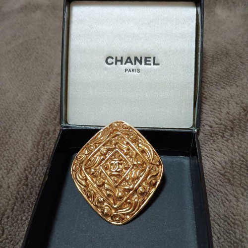 Chanel gold vintage brooch - chanel,