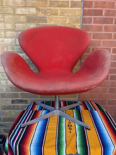 Swan chair arne jacobsen for - swan,