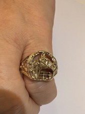 Heavy Vintage Solid 9ct Gold Horse Over Gate Ring – Size R – 6.52g