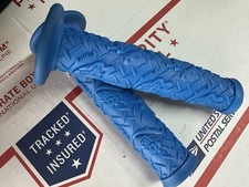 Old School Mongoose grips blue