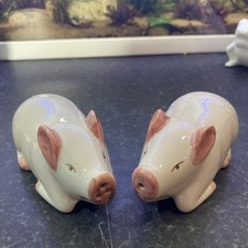 Pig salt and pepper shakers