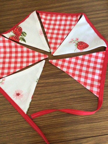 Strawberries and gingham - 🍓,