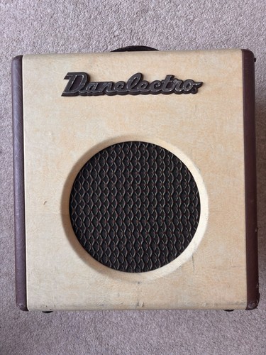 Danelectro nifty seventy bass - seventy,