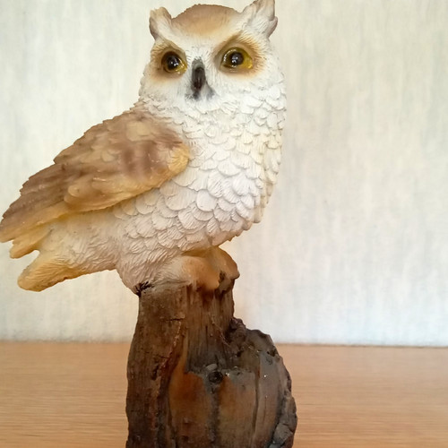 Owl figurine tree - on,