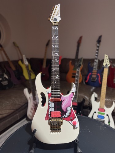 Ultra cool ibanez jem wh - cool!,