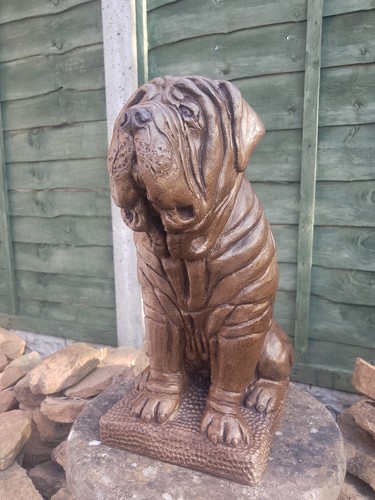 Sitting bronzed stone - sitting,