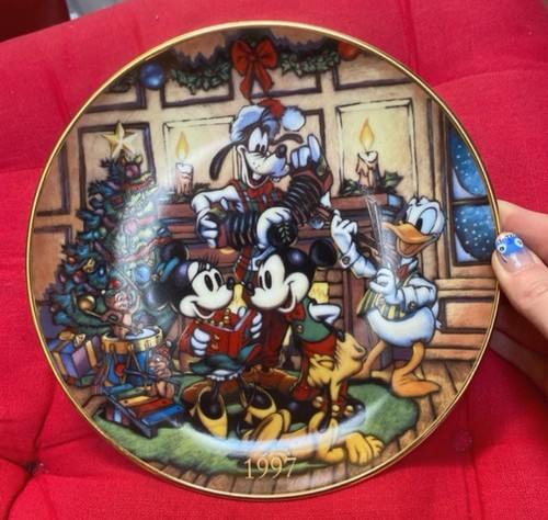 Vintage disney christmas plate - disney,