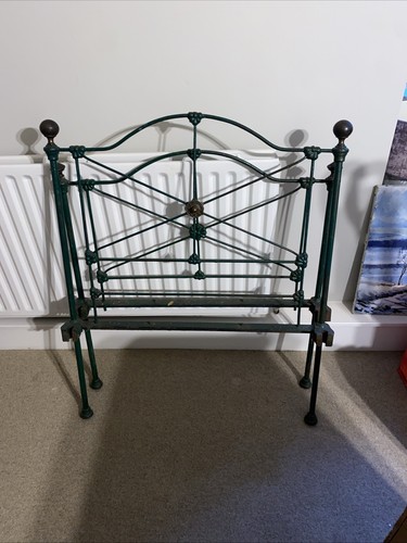 Beautiful green iron bed - green, ends