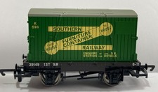 00 Hornby R6182A SR 13T Brown Conflat #39149 & Malachite Container Wagon #K596