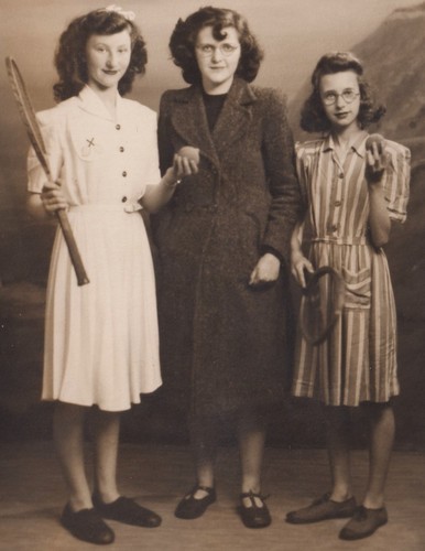1946 tennis girls photo - 1946,