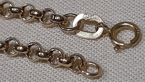 Pretty 9ct yellow gold - **pretty,