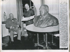 Sir Winston Churchill Remains Seated Presented Bronze Bust Promo Press Photo R16