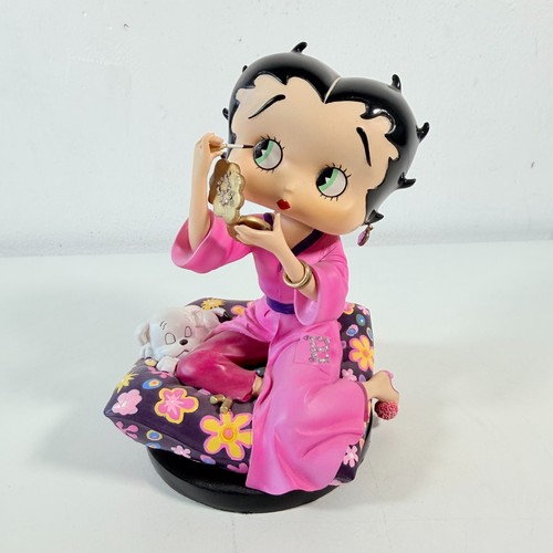 Final touches figurine betty - final,