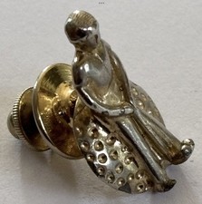 GOLFER PUTTING LAPEL PIN BADGE