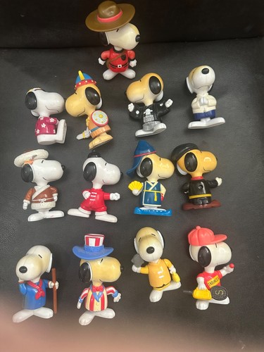 Snoopy around the world - snoopy, happy