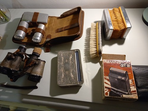 Job lot grooming items - items, brushes
