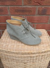 Clarks Originals Yarra Desert size 5 genuine suede wedge heel ankle boots.