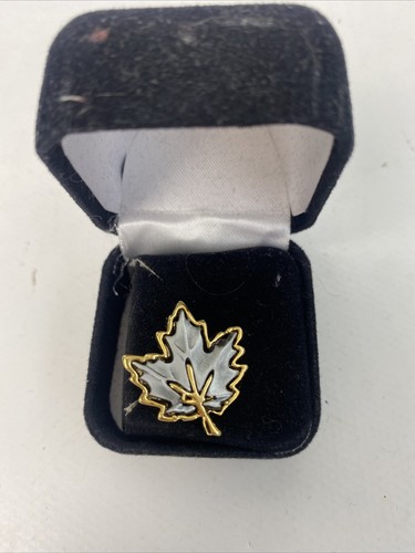 Maple leaf pin badge small - maple,