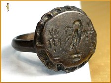 ROMAN BRONZE RING with an Eagle and flags on top tile year 100 - 300, 1th - 3th
