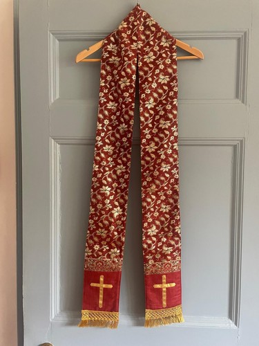 Red priest stole with - with, gold