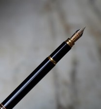 Beautiful Fountain Pen Waterman Man 200 Black Resin - 18 Carat Solid Gold Nib