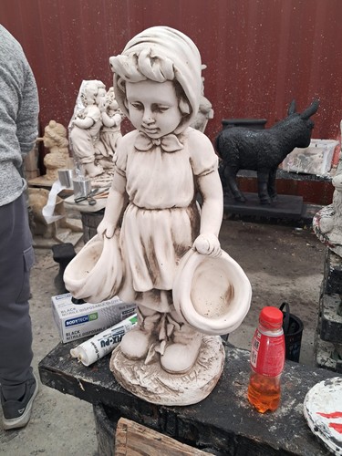 Girl with pots - concrete, statue