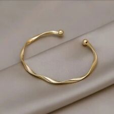 Twisted adjustable Cuff