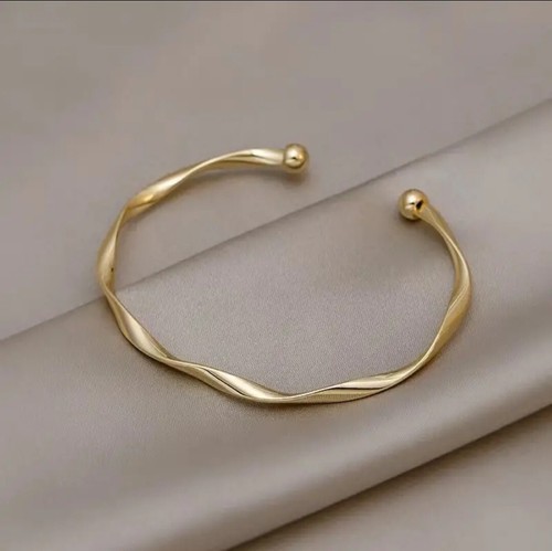 Twisted adjustable cuff - twisted,