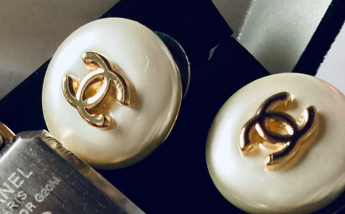 Vintage pearl chanel logo - chanel,