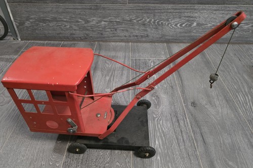 Y111 triang 1940s red - , metal