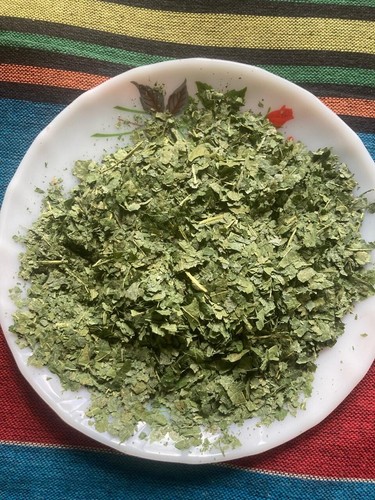Dried mulberry leaf pieces - dried,