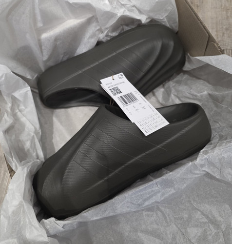 Brand new boxed adidas - 6,