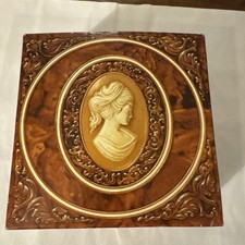 Vintage 1970s Avon Cameo