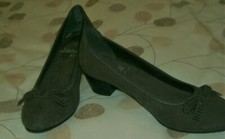 pair ladies grey shoes worn once for 4 hours size 39H suede finish with bow diam