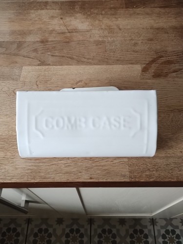 Vintage tin comb - tin, case
