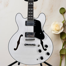 ES-335 white electric guitar with H-Hpickups and black fretboard in Stock