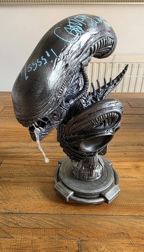 Printed alien bust signed - printed,