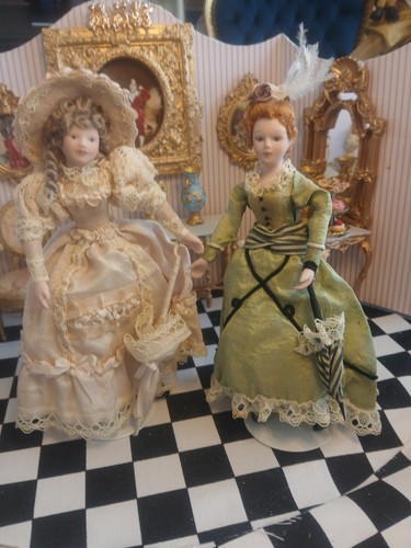 Two exquisitely dressed - 1/12,