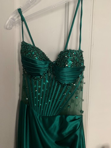 Stunning emerald green prom - stunning,