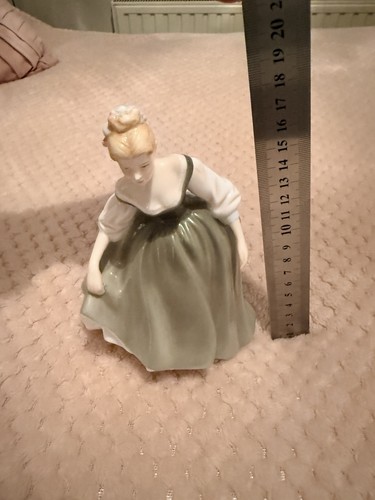 Royal doulton figurine fair - doulton,