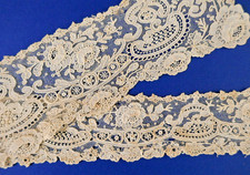AN ANTIQUE BRUSSELS POINT DE GAZE LACE STAND COLLAR & SINGLE MATCHING CUFF