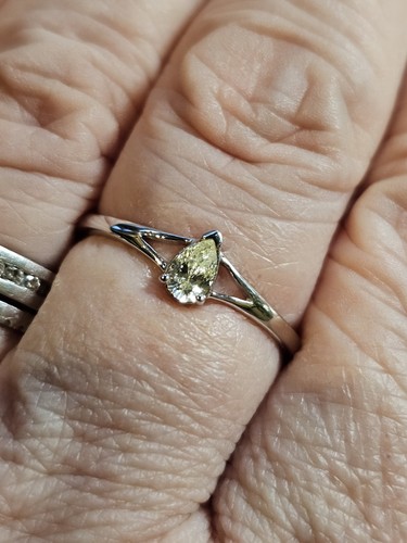 Natural yellow diamond pearcut - yellow,