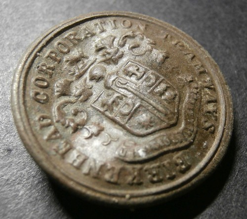 Transport button with - lug,