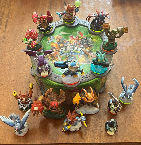 Skylanders figure bundle - skylanders,
