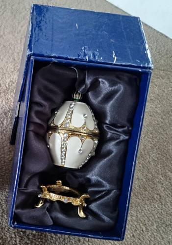 White gold enamel metal - &,