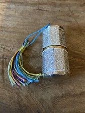 VINTAGE BARREL SHAPE SEWING ETUI LIGHT ALLOY ETCHED THIMBLE SPOOLS NEEDLE CASE