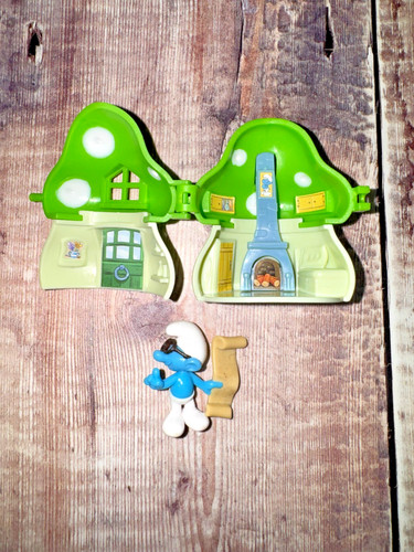 Brainy smurf with green smurf