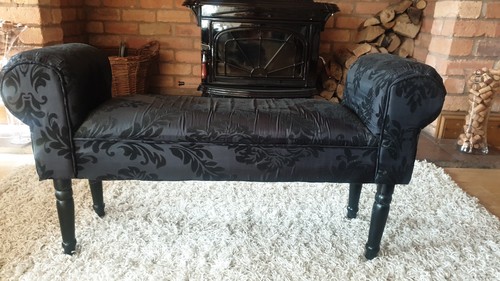 Small elegant chaise longue