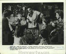 Press Photo Bamidele Osuanarea demonstrates West African talking drum.