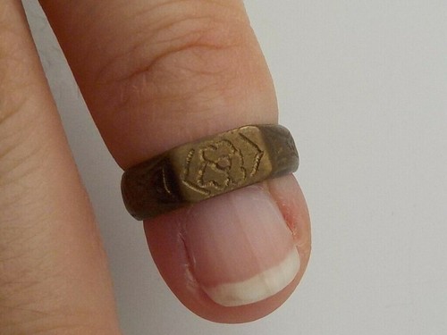 Lovely vintage miniature ring - lovely,